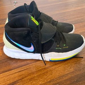 Basketball shoe worn 1time come with shoe box glow in the dark